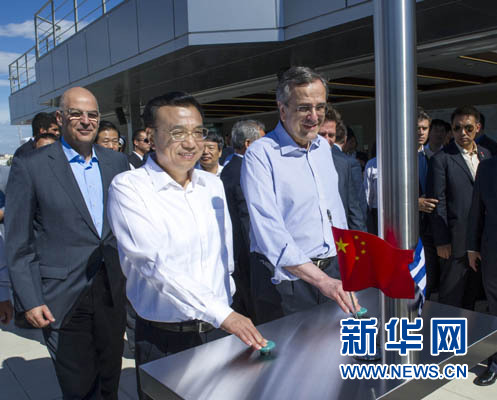 這是李克強(qiáng)與薩馬拉斯共同發(fā)出指令，一列滿載中國貨物的列車緩緩駛出比雷埃夫斯港，開往中東歐目的地。新華社記者 王曄 攝