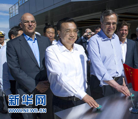 這是李克強(qiáng)與薩馬拉斯共同發(fā)出指令，一列滿載中國貨物的列車緩緩駛出比雷埃夫斯港，開往中東歐目的地。新華社記者 王曄 攝