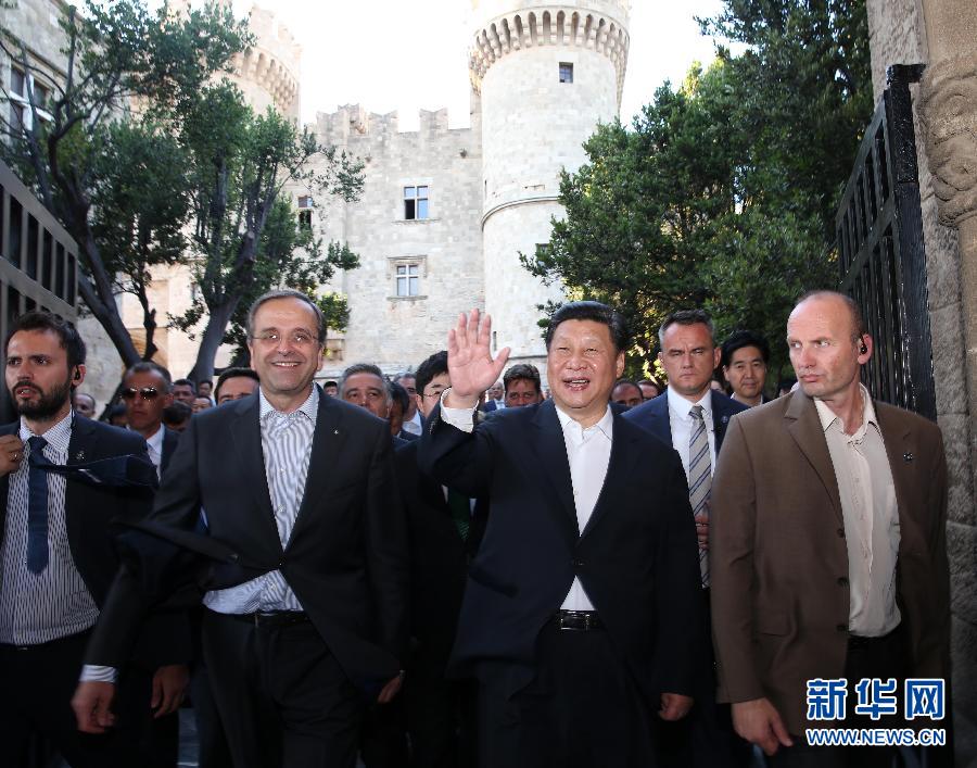 7月13日，國(guó)家主席習(xí)近平在希臘羅德島會(huì)見希臘總理薩馬拉斯。 新華社記者蘭紅光攝 