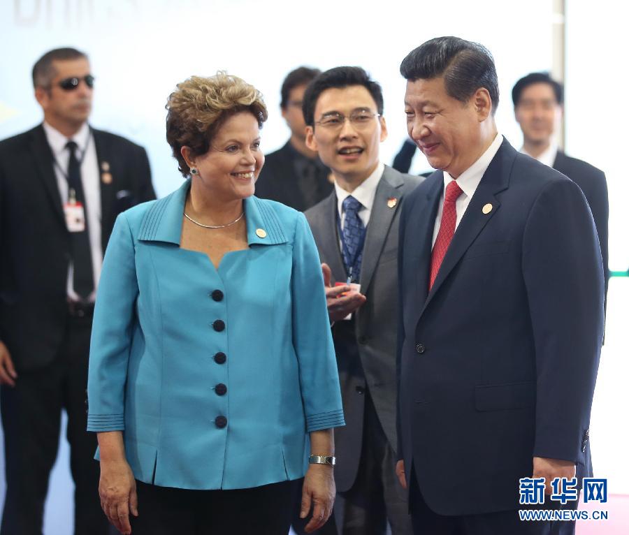 7月15日，國家主席習近平在巴西福塔萊薩出席金磚國家領導人第六次會晤。這是巴西總統羅塞夫迎接習近平主席。 新華社記者 蘭紅光 攝 