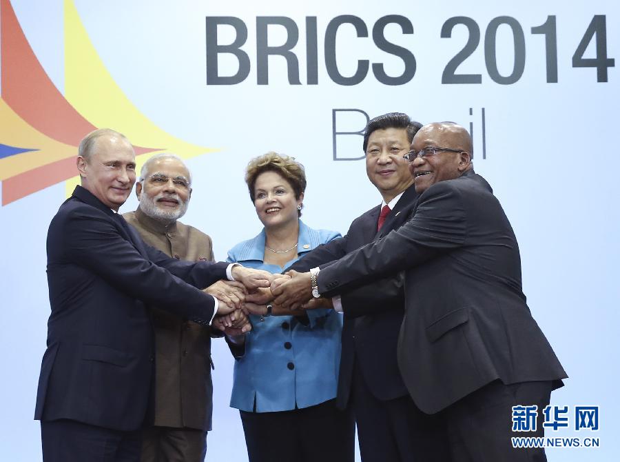 7月15日，國家主席習近平在巴西福塔萊薩出席金磚國家領導人第六次會晤。這是金磚國家領導人集體合影。 新華社記者蘭紅光攝 