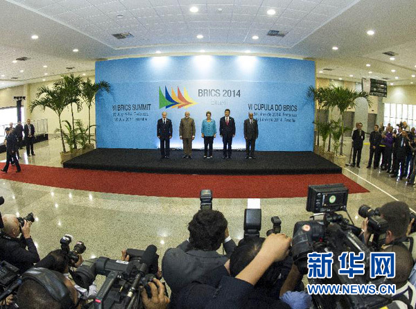 7月15日，國家主席習近平在巴西福塔萊薩出席金磚國家領導人第六次會晤。這是金磚國家領導人集體合影。 新華社記者王曄攝