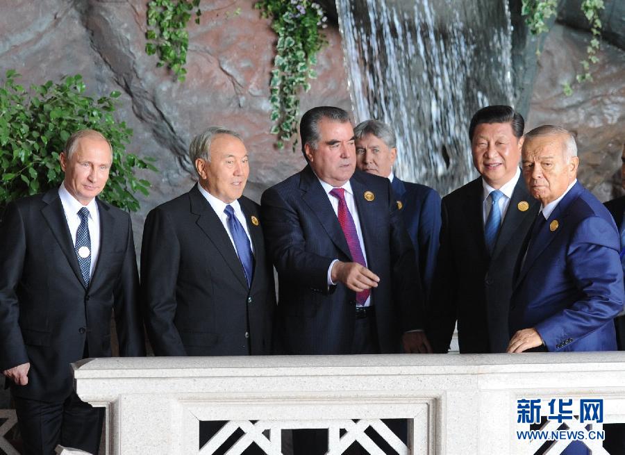 9月12日，上海合作組織成員國元首理事會第十四次會議在塔吉克斯坦首都杜尚別舉行。國家主席習近平出席會議并發(fā)表重要講話。這是習近平同其他成員國元首親切交談。新華社記者謝環(huán)馳攝 