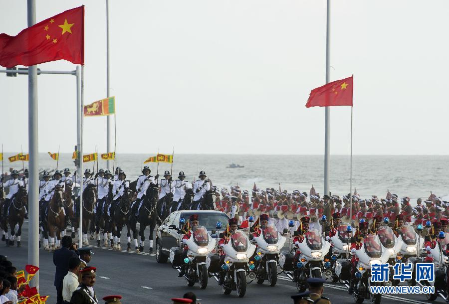 9月16日，斯里蘭卡總統(tǒng)拉賈帕克薩在科倫坡為國家主席習(xí)近平舉行盛大歡迎儀式。這是習(xí)近平和夫人彭麗媛乘坐的專車在摩托車隊(duì)和騎兵隊(duì)護(hù)衛(wèi)下駛?cè)霘g迎儀式現(xiàn)場。新華社記者謝環(huán)馳攝