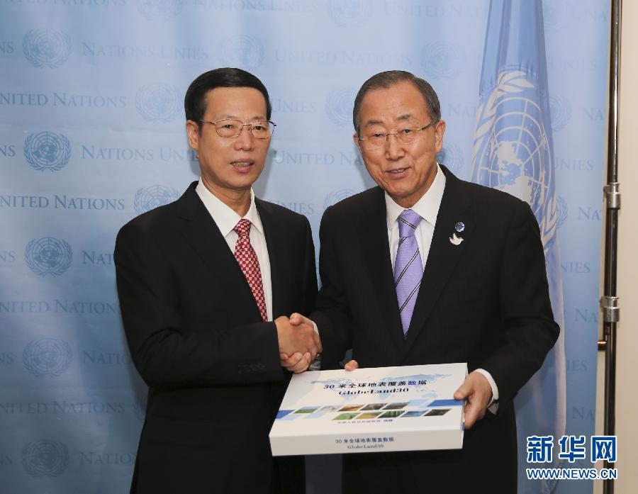 9月22日，出席聯合國氣候峰會的國家主席習近平特使、國務院副總理張高麗在紐約聯合國總部與聯合國秘書長潘基文共同出席中國政府向聯合國捐贈30米分辨率全球地表覆蓋數據儀式。 新華社記者 丁林 攝