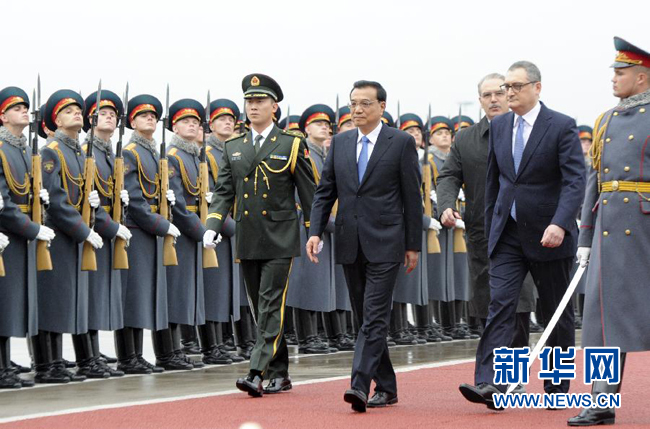 10月12日，中國國務院總理李克強乘專機抵達莫斯科，開始對俄羅斯進行正式訪問并舉行中俄總理第十九次定期會晤。俄方在機場舉行隆重儀式，歡迎李克強總理。新華社記者 張鐸 攝