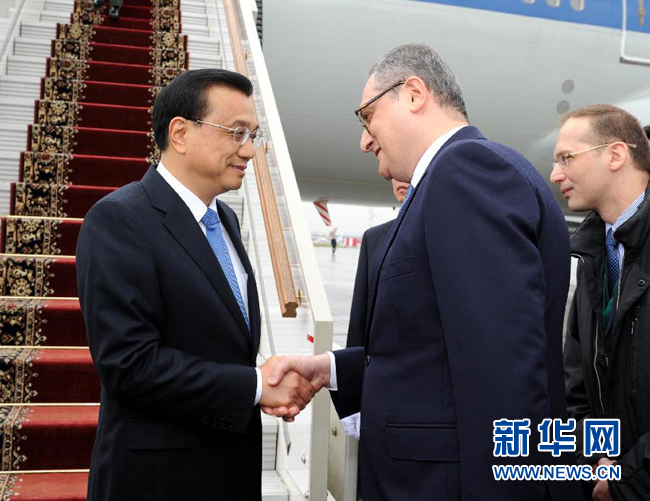 10月12日，中國國務院總理李克強乘專機抵達莫斯科，開始對俄羅斯進行正式訪問并舉行中俄總理第十九次定期會晤。俄羅斯聯邦政府高級官員到機場迎接李克強總理。新華社記者 饒愛民 攝