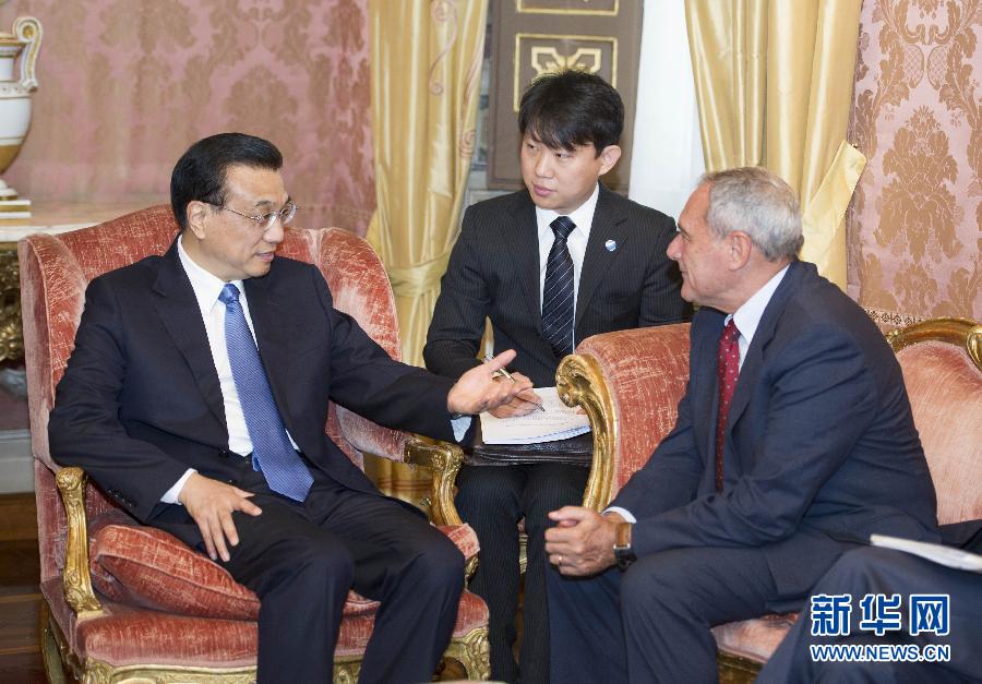 10月15日，中國國務(wù)院總理李克強在羅馬會見意大利參議長格拉索。 新華社記者謝環(huán)馳攝 