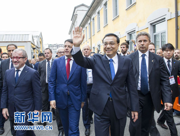 10月16日，中國國務院總理李克強在米蘭與意大利總理倫齊共同出席第五屆中意創新合作周大會并致辭。這是李克強抵達位于米蘭理工大學的會場。新華社記者王曄攝