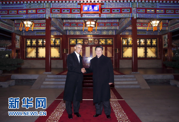 11月11日晚，國家主席習近平在中南海同美國總統奧巴馬舉行會晤。這是兩國元首在瀛臺涵元殿前握手。 新華社記者鞠鵬攝