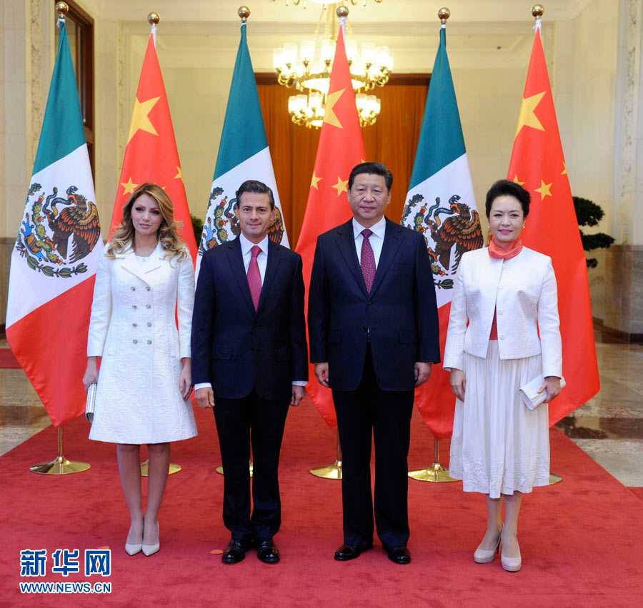 11月13日，國家主席習(xí)近平在北京人民大會堂北大廳舉行儀式，歡迎墨西哥總統(tǒng)培尼亞對中國進(jìn)行國事訪問。這是習(xí)近平和夫人彭麗媛同培尼亞夫婦合影。 新華社記者 張鐸 攝