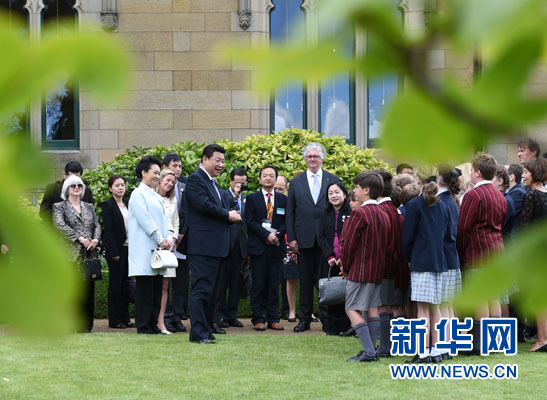 11月18日，國家主席習近平在澳大利亞塔斯馬尼亞州與朗塞斯頓市斯科奇－歐克伯恩小學的小學生共同植樹。新華社記者 馬占成 攝