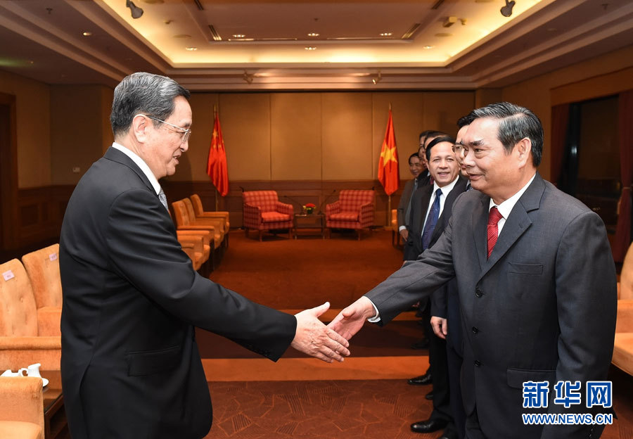 12月25日至27日，中共中央政治局常委、全國(guó)政協(xié)主席俞正聲對(duì)越南進(jìn)行正式訪(fǎng)問(wèn)。這是12月25日，俞正聲在河內(nèi)會(huì)見(jiàn)越共中央書(shū)記處常務(wù)書(shū)記黎鴻英。 新華社記者劉建生攝