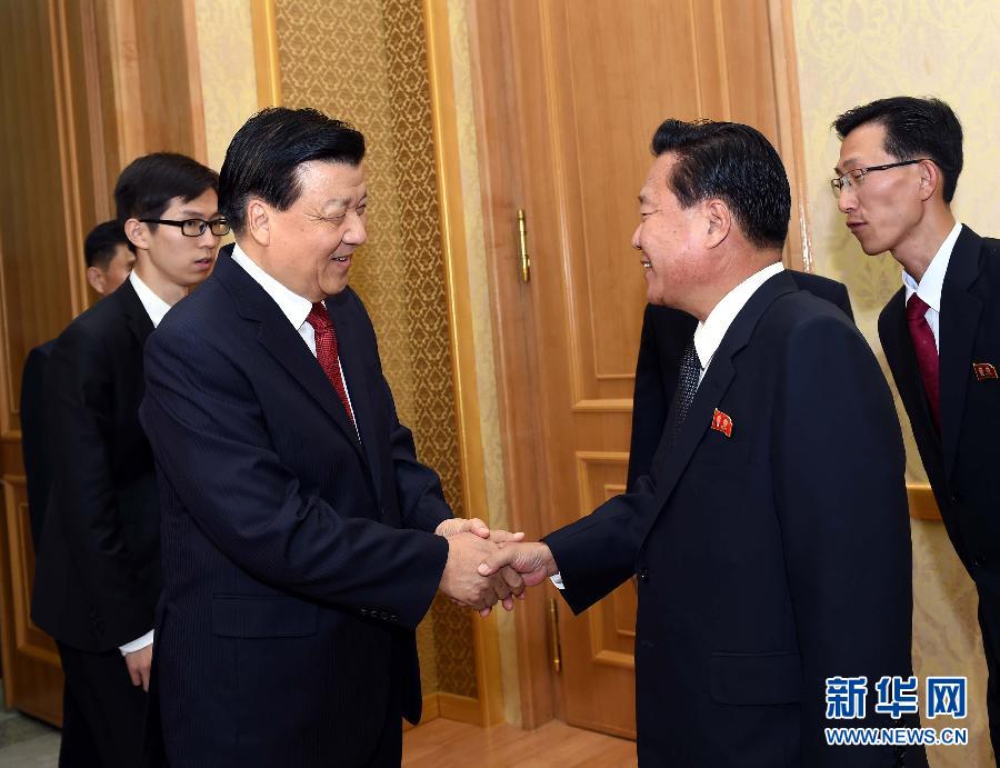 10月9日，在朝鮮進(jìn)行正式友好訪問(wèn)的中共中央政治局常委、中央書(shū)記處書(shū)記劉云山與朝鮮勞動(dòng)黨中央政治局委員、中央書(shū)記崔龍海舉行會(huì)談。新華社記者 饒愛(ài)民 攝