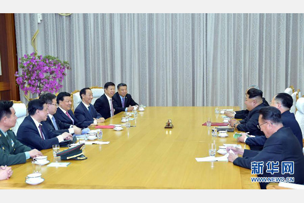 10月9日，中共中央政治局常委、中央書(shū)記處書(shū)記劉云山在平壤百花園迎賓館會(huì)見(jiàn)朝鮮勞動(dòng)黨第一書(shū)記金正恩。 新華社記者 李濤 攝 