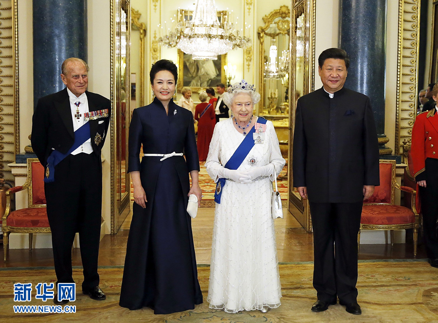 10月20日，國(guó)家主席習(xí)近平在倫敦白金漢宮出席英國(guó)女王伊麗莎白二世舉行的歡迎晚宴。 新華社記者 鞠鵬 攝
