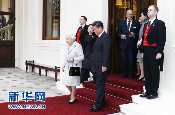 10月22日，國家主席習(xí)近平和夫人彭麗媛離開白金漢宮。離開前，英國女王伊麗莎白二世和丈夫菲利普親王專門前來同習(xí)近平夫婦親切話別。新華社記者 鞠鵬 攝