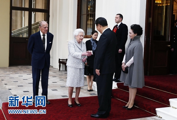 10月22日，國家主席習(xí)近平和夫人彭麗媛離開白金漢宮。離開前，英國女王伊麗莎白二世和丈夫菲利普親王專門前來同習(xí)近平夫婦親切話別。新華社記者 鞠鵬 攝