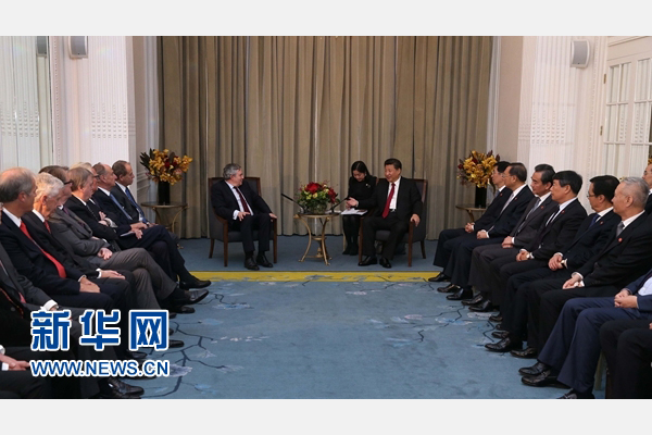 10月22日，國家主席習近平在倫敦集體會見英國前首相布朗等英國友人。新華社記者 龐興雷 攝 
