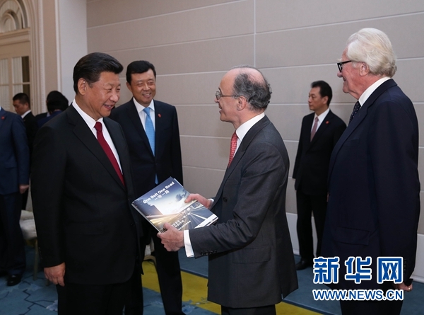 10月22日，國家主席習近平在倫敦集體會見英國前首相布朗等英國友人。新華社記者 龐興雷 攝 