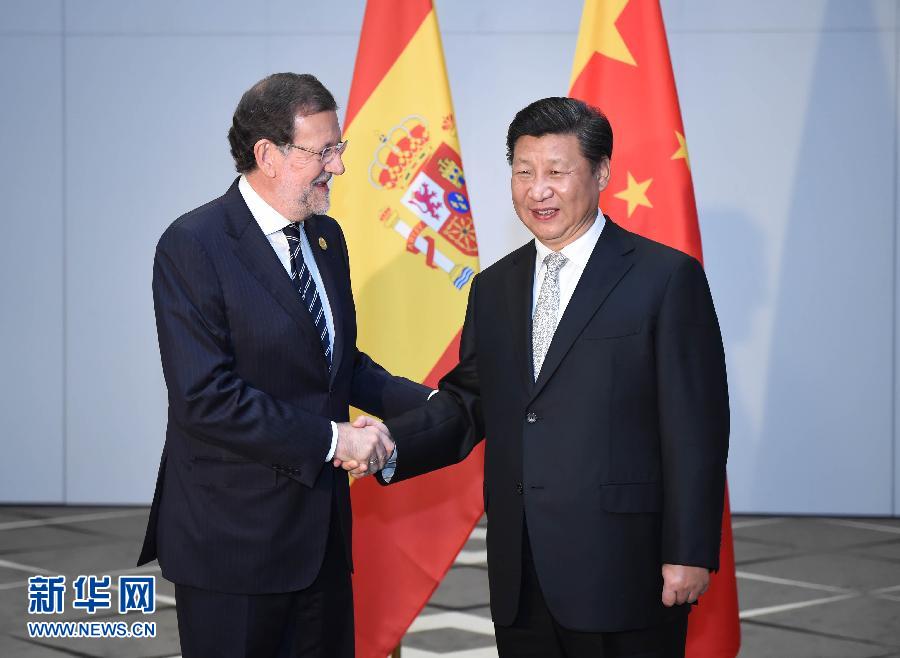 11月16日，國(guó)家主席習(xí)近平在土耳其安塔利亞會(huì)見(jiàn)西班牙首相拉霍伊。 新華社記者 張鐸 攝