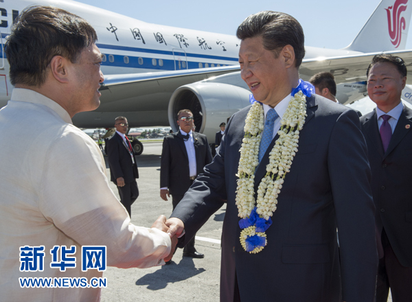 11月17日，國家主席習近平抵達菲律賓首都馬尼拉尼諾·阿基諾國際機場，出席即將舉行的亞太經合組織第二十三次領導人非正式會議。菲律賓高級官員到機場迎接習近平主席。新華社記者李學仁攝