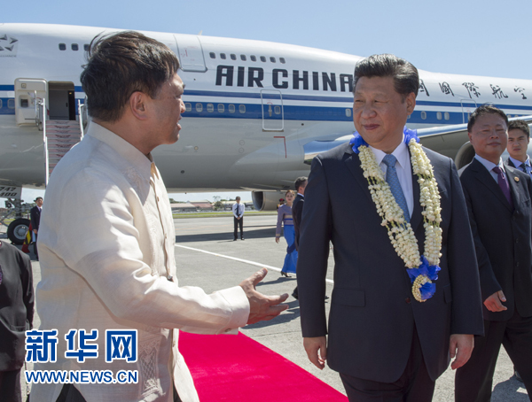 11月17日，國家主席習近平抵達菲律賓首都馬尼拉尼諾·阿基諾國際機場，出席即將舉行的亞太經合組織第二十三次領導人非正式會議。菲律賓高級官員到機場迎接習近平主席。新華社記者李學仁攝