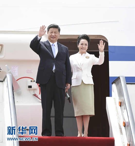 12月1日，中國國家主席習(xí)近平乘專機抵達津巴布韋首都哈拉雷，開始對津巴布韋進行國事訪問。津巴布韋總統(tǒng)穆加貝在機場舉行隆重歡迎儀式。這是習(xí)近平和夫人彭麗媛向歡迎人群揮手致意。新華社記者 謝環(huán)馳 攝 