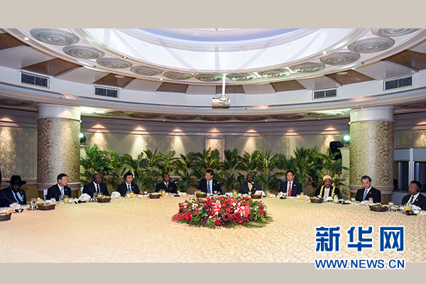 12月4日，國家主席習(xí)近平在約翰內(nèi)斯堡集體會見13位非洲國家領(lǐng)導(dǎo)人。 新華社記者 謝環(huán)馳 攝