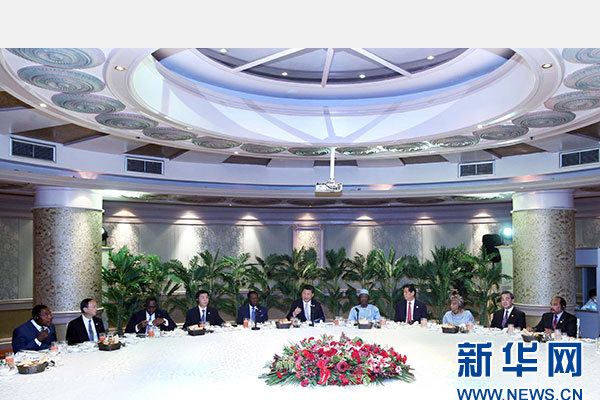 12月5日，國家主席習(xí)近平在約翰內(nèi)斯堡再次集體會(huì)見17位非洲國家領(lǐng)導(dǎo)人。 新華社記者 姚大偉 攝