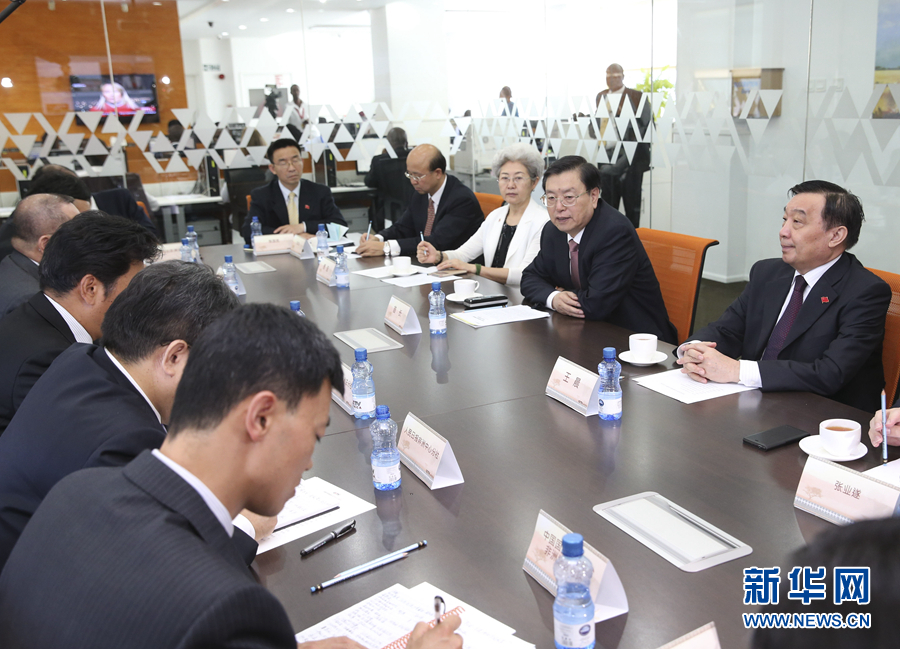 這是3月25日，張德江在肯尼亞首都內(nèi)羅畢考察中央電視臺非洲分臺并接見中央媒體駐非洲機構(gòu)負責(zé)人。 新華社記者馬占成攝