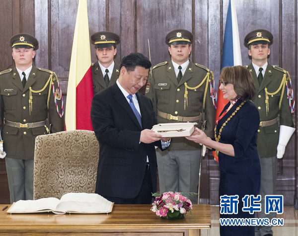 當(dāng)?shù)貢r(shí)間3月29日，國家主席習(xí)近平在捷克布拉格會(huì)見布拉格市長科爾娜喬娃，并接受科爾娜喬娃代表該市贈(zèng)予的城市鑰匙。 新華社記者 王曄 攝
