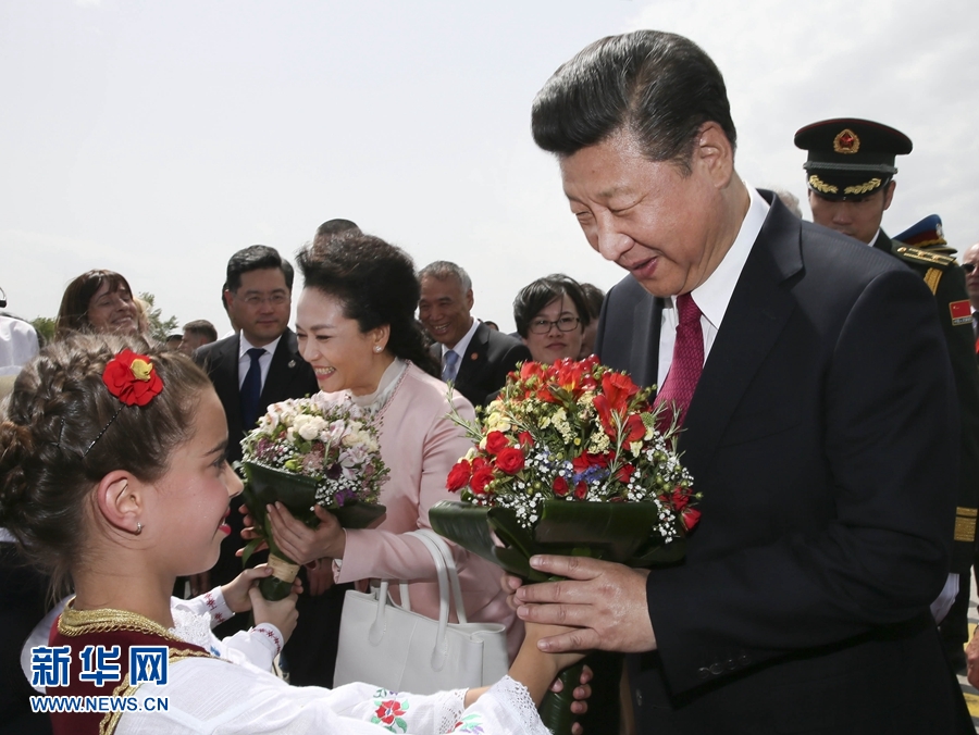  6月17日，國家主席習(xí)近平乘專機(jī)抵達(dá)貝爾格萊德，開始對塞爾維亞共和國進(jìn)行國事訪問。塞爾維亞少年兒童向習(xí)近平和夫人彭麗媛獻(xiàn)上鮮花。新華社記者 蘭紅光 攝 
