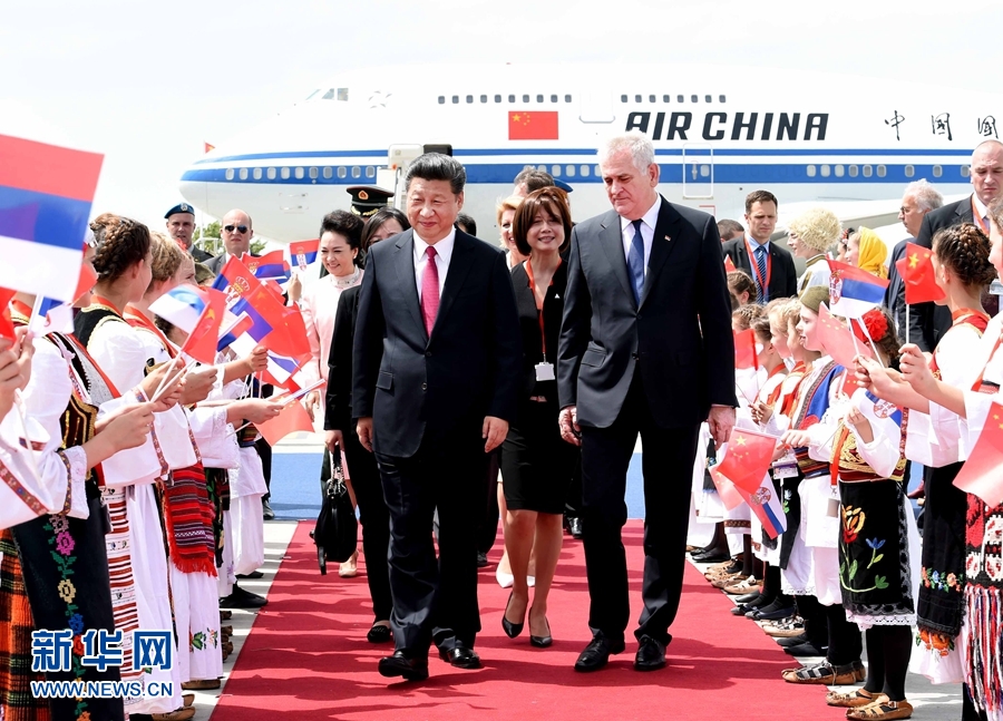 6月17日，國家主席習(xí)近平乘專機(jī)抵達(dá)貝爾格萊德，開始對塞爾維亞共和國進(jìn)行國事訪問。習(xí)近平和夫人彭麗媛在機(jī)場受到塞爾維亞總統(tǒng)尼科利奇夫婦的熱情迎接。新華社記者 饒愛民 攝