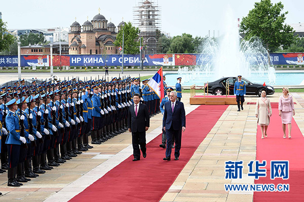 6月18日，國家主席習(xí)近平出席塞爾維亞總統(tǒng)尼科利奇在貝爾格萊德舉行的隆重歡迎儀式。 新華社記者饒愛民攝