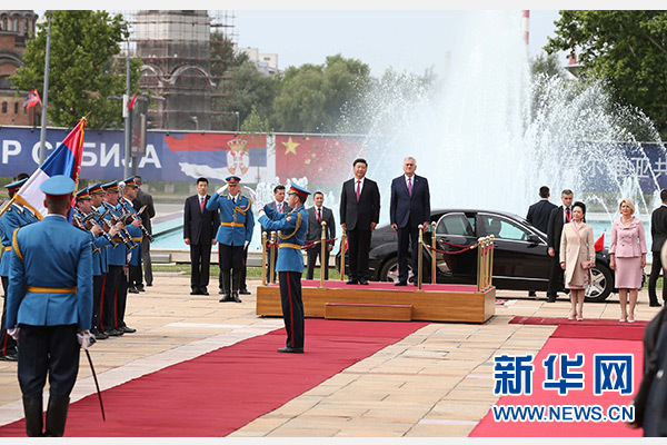  6月18日，國家主席習(xí)近平出席塞爾維亞總統(tǒng)尼科利奇在貝爾格萊德舉行的隆重歡迎儀式。 新華社記者馬占成攝