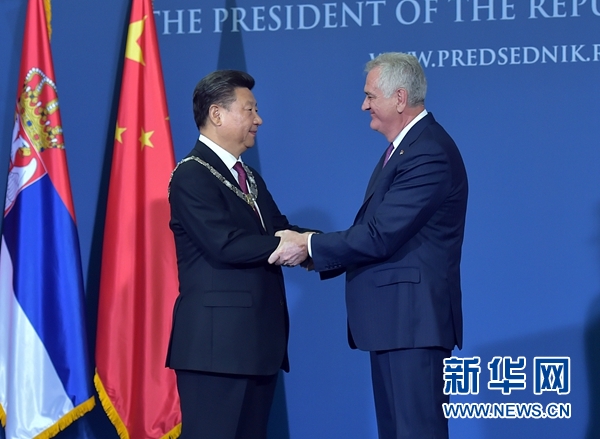 6月18日，國家主席習(xí)近平在貝爾格萊德同塞爾維亞總統(tǒng)尼科利奇舉行會(huì)談。會(huì)談后，尼科利奇向習(xí)近平授予塞爾維亞最高級(jí)別勛章“共和國一級(jí)榮譽(yù)勛章”，感謝習(xí)近平為中塞關(guān)系發(fā)展作出的杰出貢獻(xiàn)。新華社記者 李濤 攝 