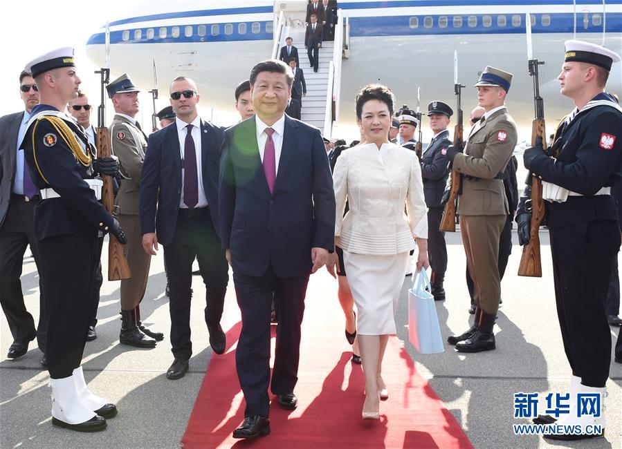 6月19日，國(guó)家主席習(xí)近平抵達(dá)華沙，開(kāi)始對(duì)波蘭共和國(guó)進(jìn)行國(guó)事訪問(wèn)。這是習(xí)近平和夫人彭麗媛走下飛機(jī)。 新華社記者 饒愛(ài)民 攝
