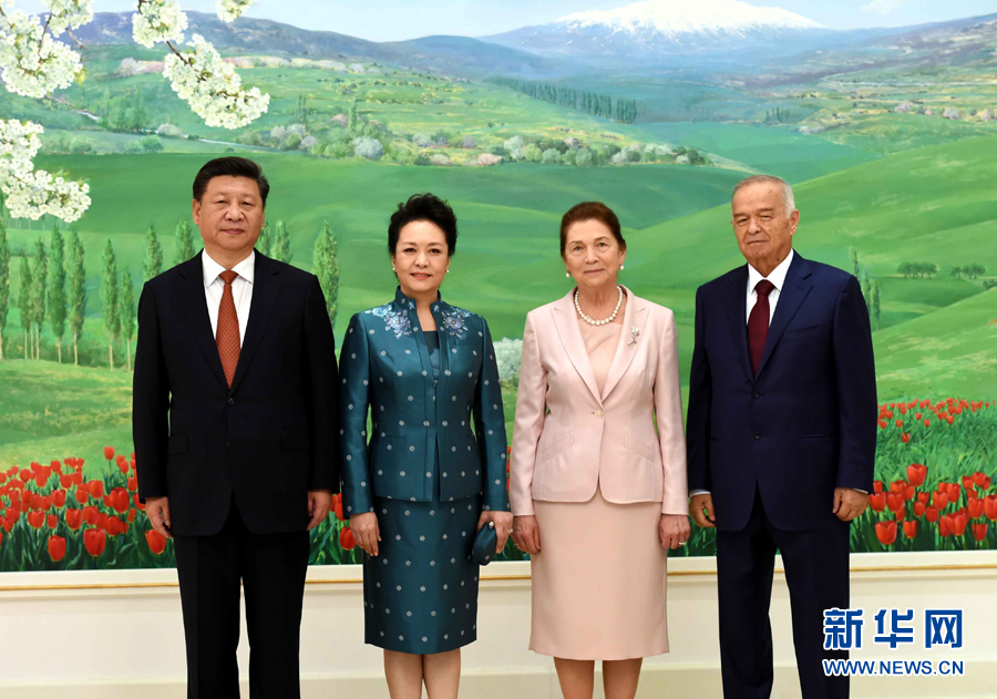 6月22日，國家主席習近平在塔什干庫克薩萊國賓館同烏茲別克斯坦總統(tǒng)卡里莫夫舉行會談。會談前，習近平出席卡里莫夫舉行的歡迎儀式。習近平和夫人彭麗媛受到卡里莫夫和夫人卡里莫娃熱情迎接。新華社記者饒愛民攝