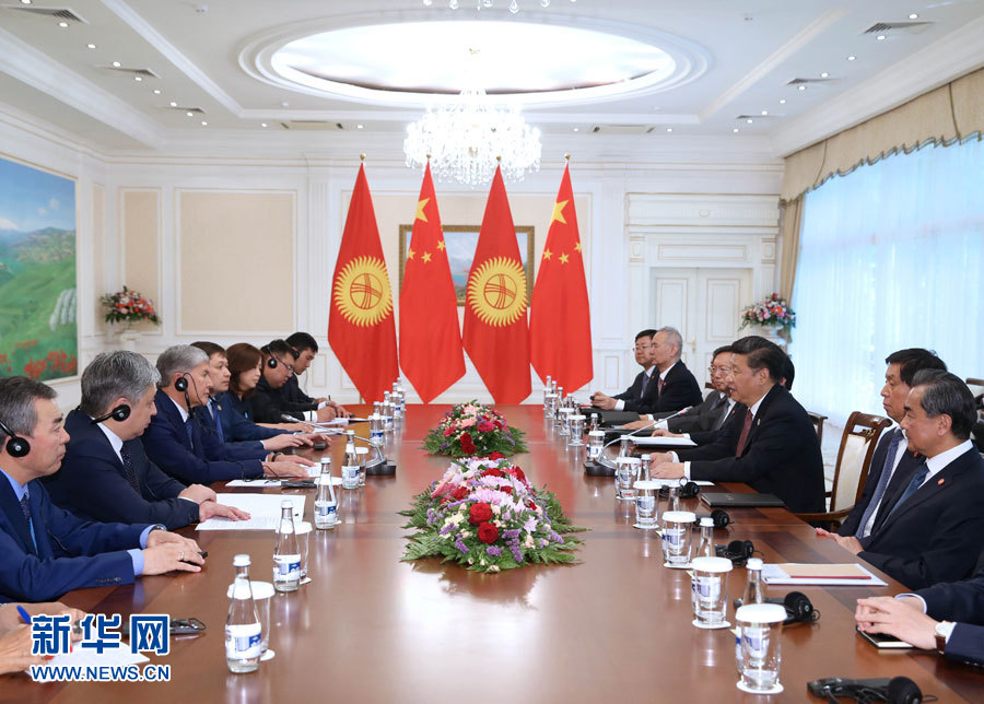 6月24日，國(guó)家主席習(xí)近平在烏茲別克斯坦塔什干會(huì)見吉爾吉斯斯坦總統(tǒng)阿坦巴耶夫。 新華社記者 馬占成 攝