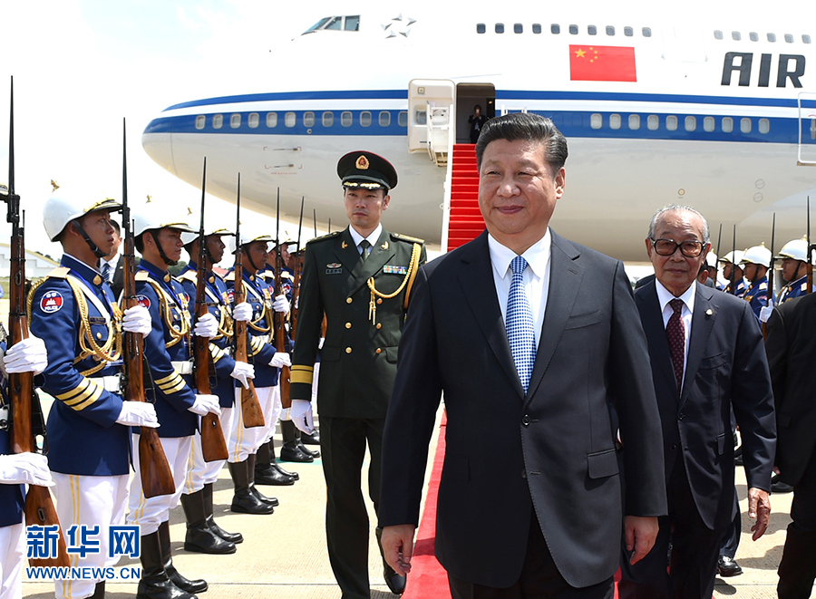 10月13日，國(guó)家主席習(xí)近平乘專機(jī)抵達(dá)金邊國(guó)際機(jī)場(chǎng)，開始對(duì)柬埔寨王國(guó)進(jìn)行國(guó)事訪問。柬埔寨副首相兼王宮事務(wù)大臣貢桑奧親王和夏卡朋親王、阿倫公主等在舷梯旁熱情迎接習(xí)近平主席。新華社記者　謝環(huán)馳　攝