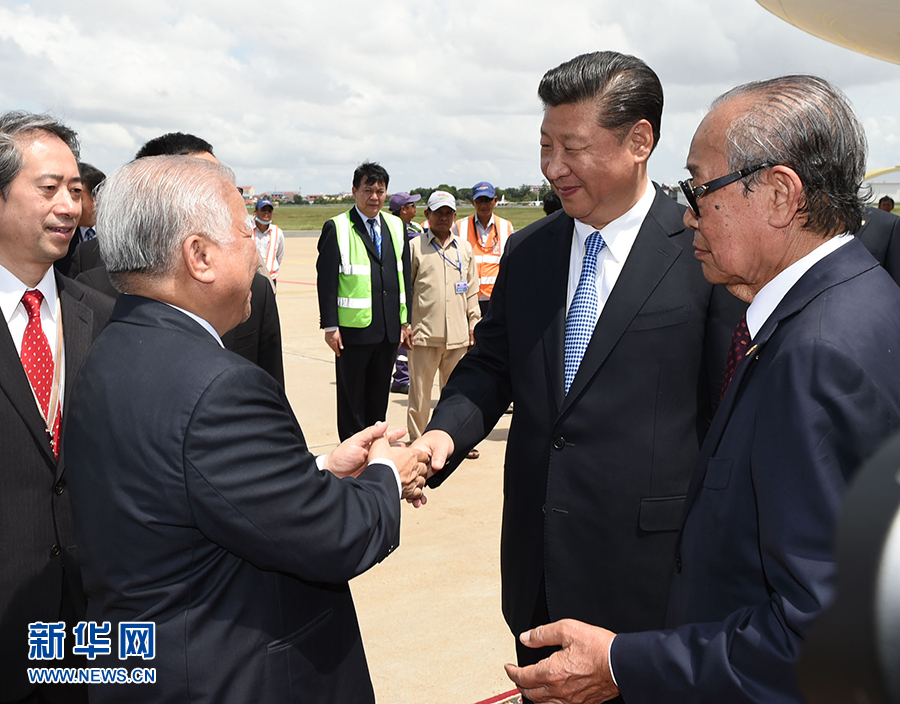 10月13日，國(guó)家主席習(xí)近平乘專機(jī)抵達(dá)金邊國(guó)際機(jī)場(chǎng)，開始對(duì)柬埔寨王國(guó)進(jìn)行國(guó)事訪問。柬埔寨副首相兼王宮事務(wù)大臣貢桑奧親王和夏卡朋親王、阿倫公主等在舷梯旁熱情迎接習(xí)近平主席。新華社記者　謝環(huán)馳　攝