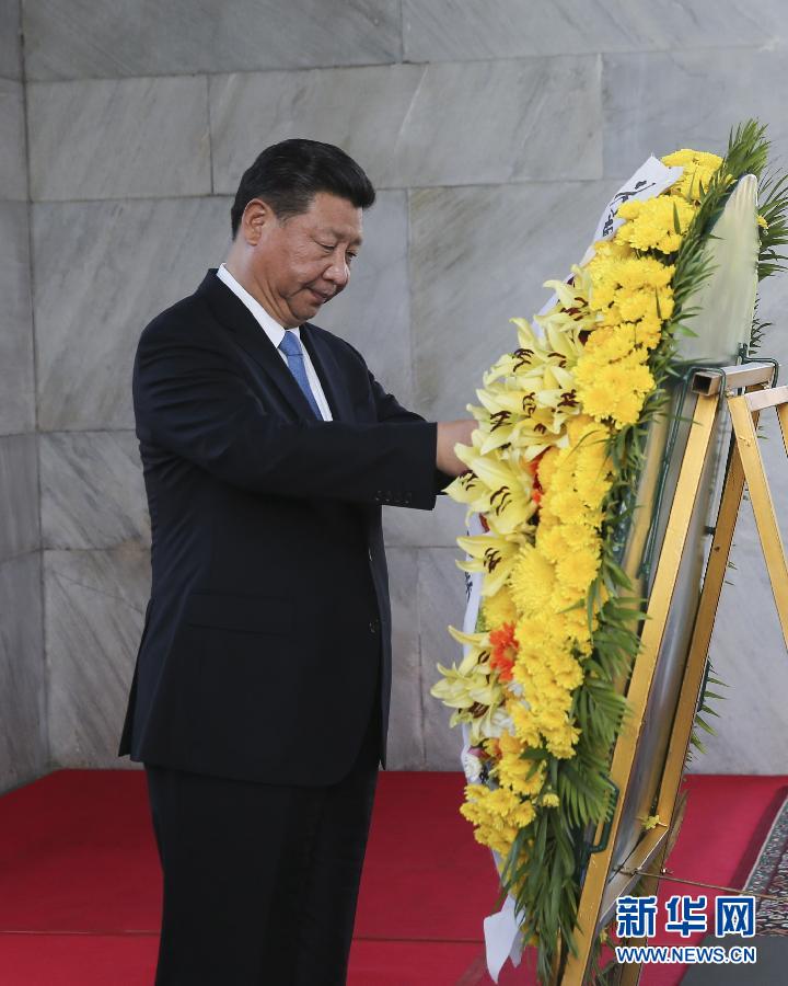 10月13日，國家主席習(xí)近平在金邊同柬埔寨首相洪森舉行會(huì)談。會(huì)談前，習(xí)近平向柬埔寨獨(dú)立紀(jì)念碑獻(xiàn)花圈。 新華社記者丁林?jǐn)z 