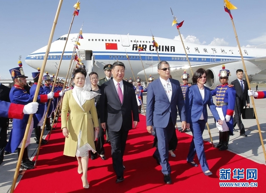 當?shù)貢r間11月17日，國家主席習近平乘專機抵達基多，開始對厄瓜多爾共和國進行國事訪問。厄瓜多爾總統(tǒng)科雷亞和夫人馬勒布等在機場熱情迎接習近平和夫人彭麗媛。新華社記者 鞠鵬 攝 