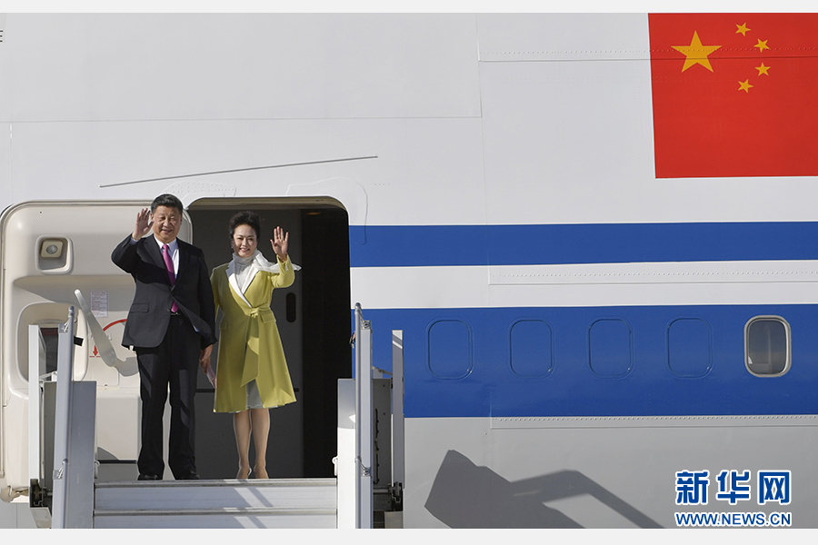 當?shù)貢r間11月17日，國家主席習近平乘專機抵達基多，開始對厄瓜多爾共和國進行國事訪問。這是習近平與夫人彭麗媛向歡迎人群揮手致意。新華社記者 王曄 攝 