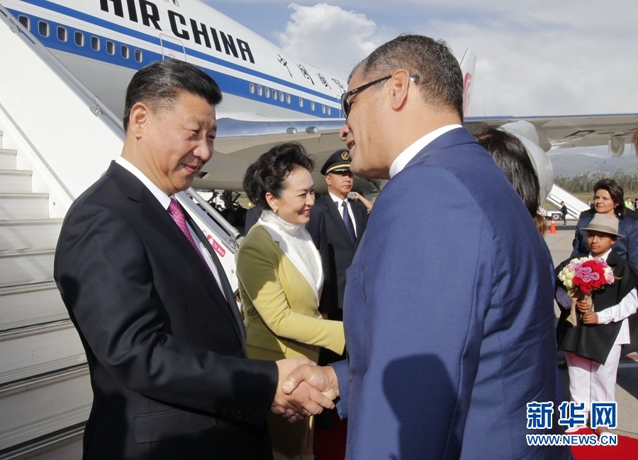 當?shù)貢r間11月17日，國家主席習近平乘專機抵達基多，開始對厄瓜多爾共和國進行國事訪問。厄瓜多爾總統(tǒng)科雷亞和夫人馬勒布等在舷梯旁熱情迎接習近平和夫人彭麗媛。新華社記者 鞠鵬 攝