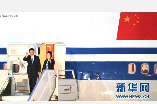 當(dāng)?shù)貢r(shí)間11月18日，國家主席習(xí)近平抵達(dá)利馬，出席亞太經(jīng)合組織第二十四次領(lǐng)導(dǎo)人非正式會(huì)議并對(duì)秘魯共和國進(jìn)行國事訪問。習(xí)近平和夫人彭麗媛受到秘魯副總統(tǒng)阿勞斯等熱情迎接。新華社記者 丁林 攝