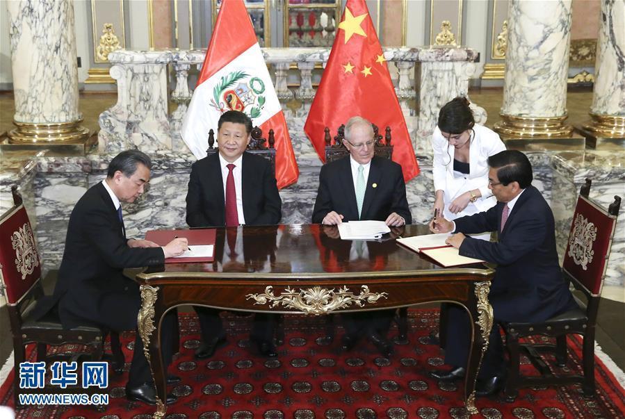 11月21日，國(guó)家主席習(xí)近平在利馬同秘魯總統(tǒng)庫(kù)琴斯基舉行會(huì)談。會(huì)談后，兩國(guó)元首見(jiàn)證《中華人民共和國(guó)政府與秘魯共和國(guó)政府2016年至2021年共同行動(dòng)計(jì)劃》等文件的簽署。新華社記者 龐興雷 攝