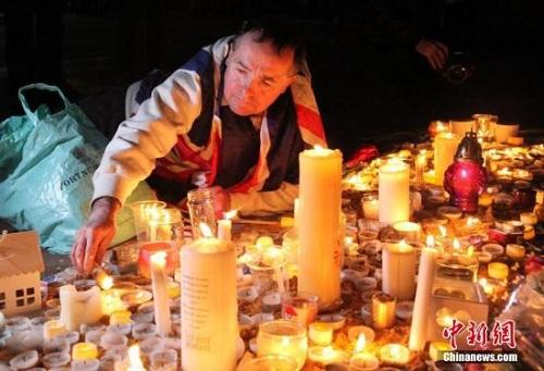 3月23日晚，倫敦民眾在市中心的特拉法加廣場舉行燭光集會，悼念此前一天發生在英國議會大廈附近的恐怖襲擊事件遇難者。 <a target='_blank' ><p  align=