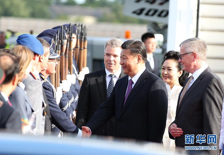 7月4日，國家主席習(xí)近平乘專機(jī)抵達(dá)柏林，開始對德意志聯(lián)邦共和國進(jìn)行國事訪問。德國政府高級官員在舷梯旁迎接習(xí)近平和夫人彭麗媛。新華社記者 姚大偉 攝
